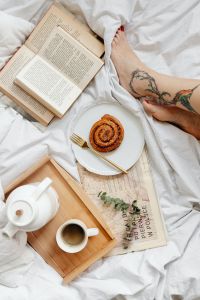 Kaboompics - Books - Coffee - Cinnamon Roll